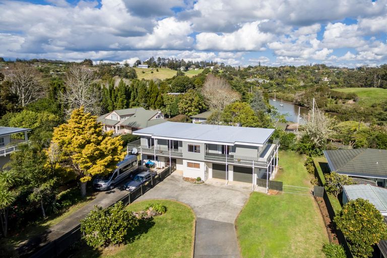 Photo of property in 35 Kemp Road, Massey, Auckland, 0614