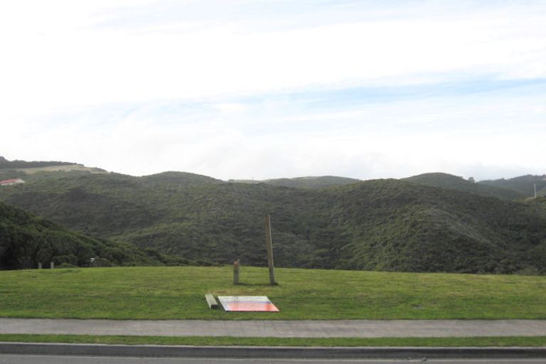 Photo of property in 33 Tamworth Crescent, Newlands, Wellington, 6037