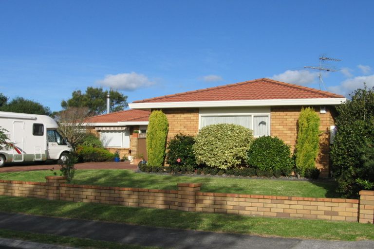 Photo of property in 17 Mcgowan Place, Orewa, 0931