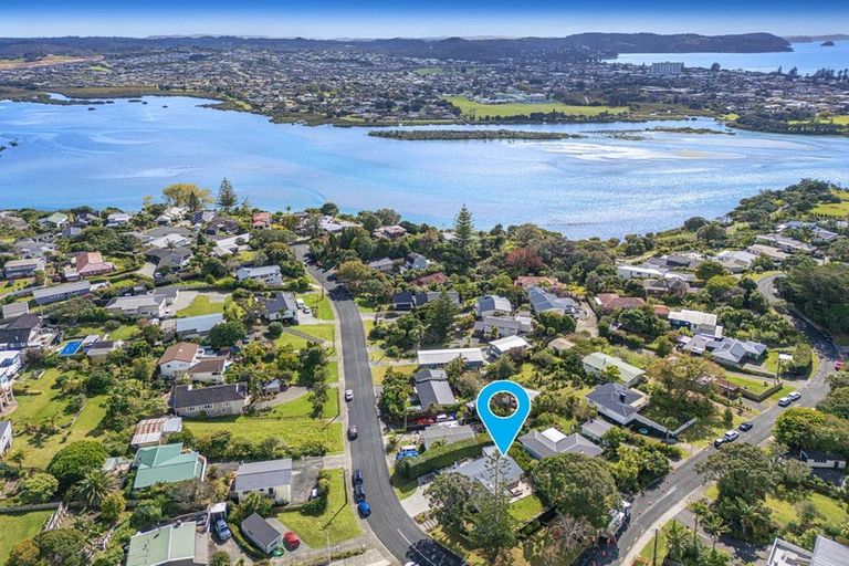 Photo of property in 10 Pohutukawa Avenue, Red Beach, 0932