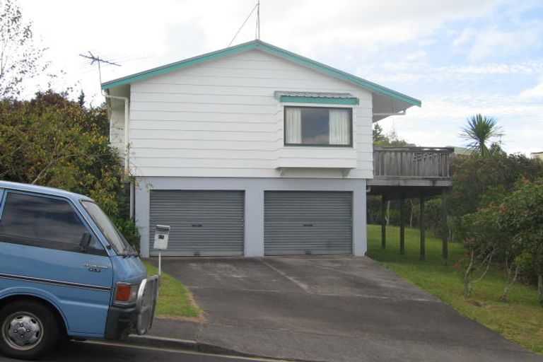 Photo of property in 17 Cassandra Grove, Totara Vale, Auckland, 0629