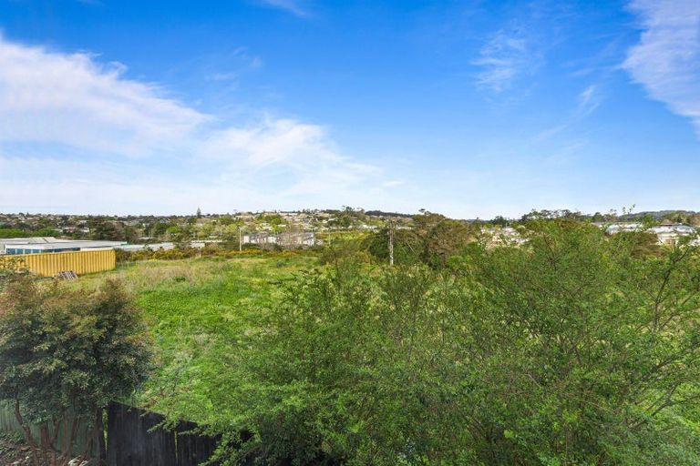 Photo of property in 27/3 Hulme Place, Henderson, Auckland, 0612