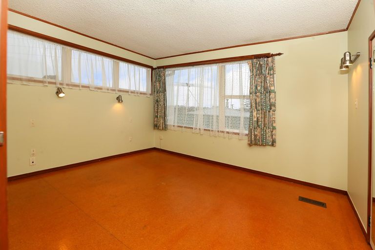 Photo of property in 6 Meadow Crescent, Te Atatu South, Auckland, 0602