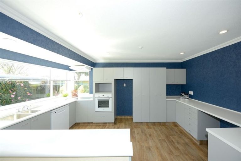 Photo of property in 2 Broadfell Avenue, Avonhead, Christchurch, 8042