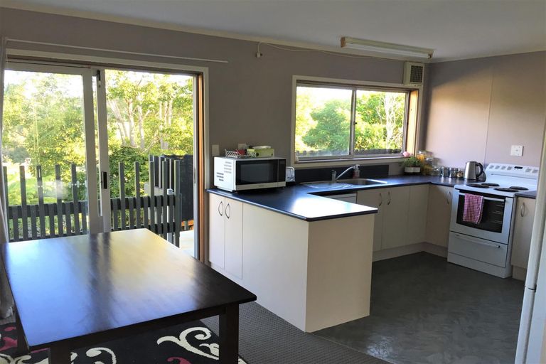 Photo of property in 35 Kemp Road, Massey, Auckland, 0614
