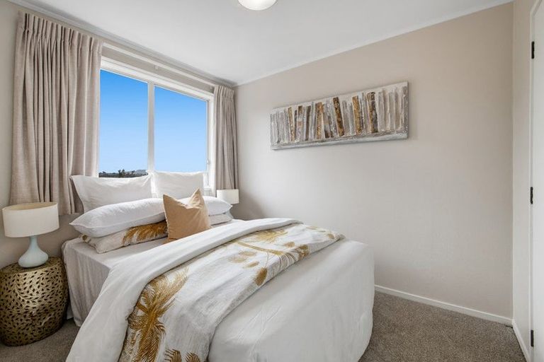 Photo of property in 1 Wanita Place, Totara Vale, Auckland, 0629