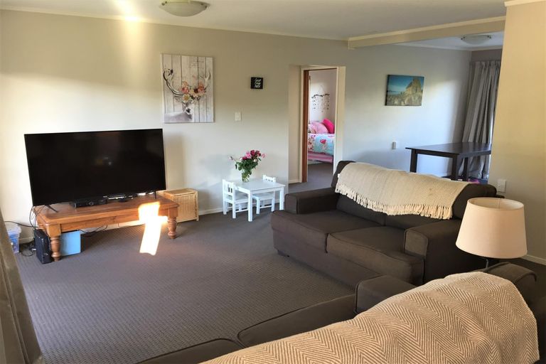 Photo of property in 35 Kemp Road, Massey, Auckland, 0614