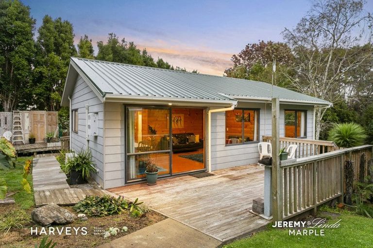 Photo of property in 12 Highland Avenue, Titirangi, Auckland, 0604