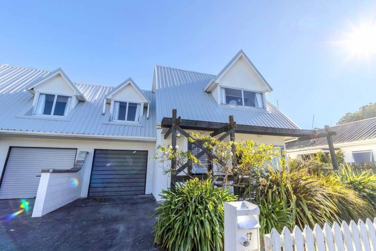 Photo of property in 16 Attlee Place, Gisborne, 4010