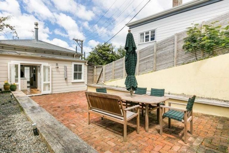 Photo of property in 22 Poplar Grove, Thorndon, Wellington, 6011