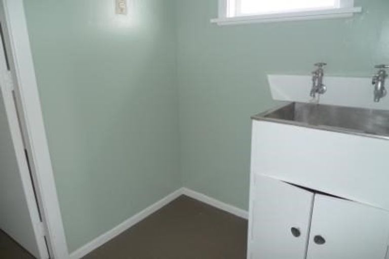 Photo of property in 60 Stewart Drive, Newlands, Wellington, 6037