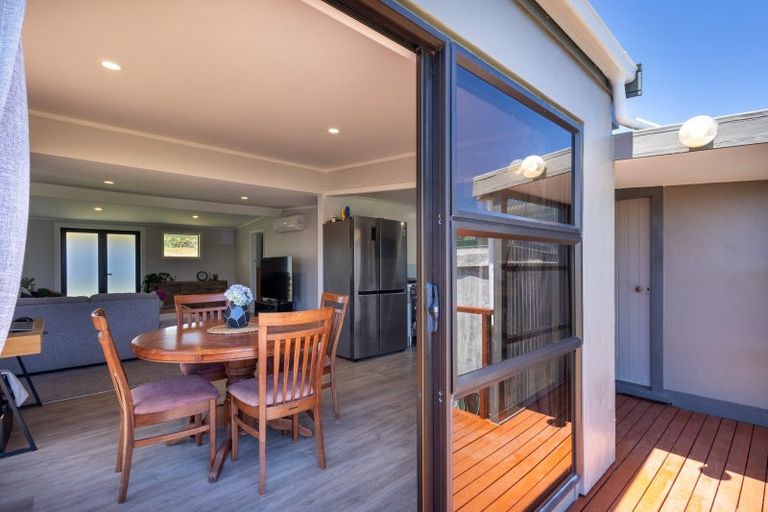 Photo of property in 6 Sea View Road, Baylys Beach, 0377