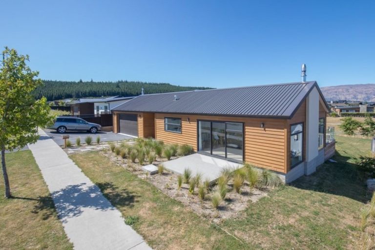 Photo of property in 34 Minaret Ridge, Wanaka, 9305