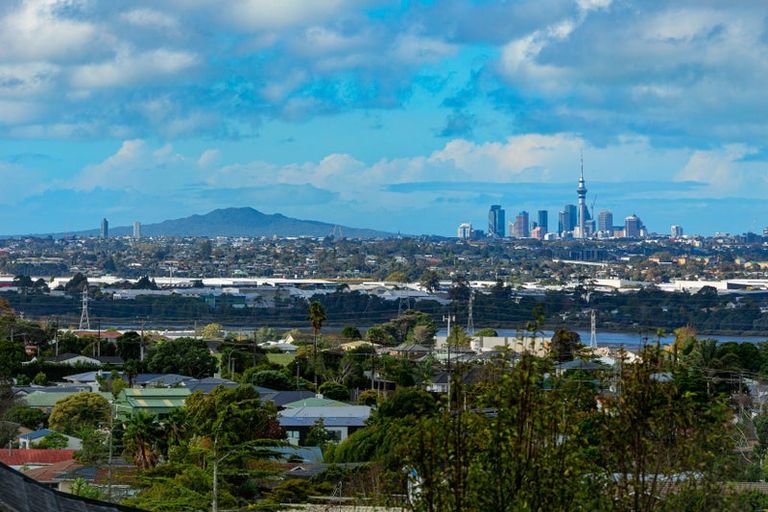 Photo of property in 1/4227 Great North Road, Glendene, Auckland, 0602