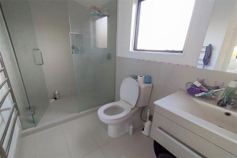 Photo of property in 1/20 Cassandra Grove, Totara Vale, Auckland, 0629