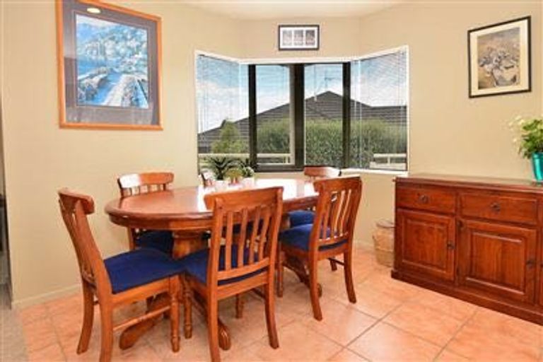 Photo of property in 2 Tyrico Close, Unsworth Heights, Auckland, 0632