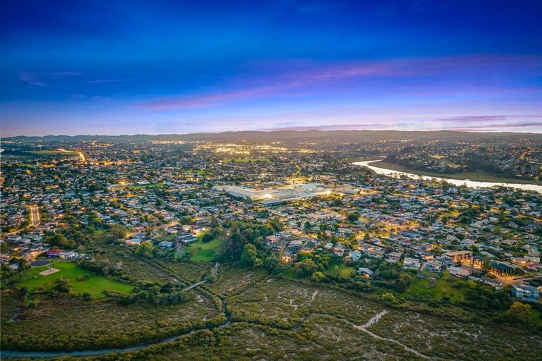 Photo of property in 46 Rewarewa Road, Te Atatu Peninsula, Auckland, 0610