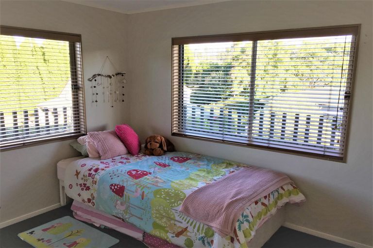 Photo of property in 35 Kemp Road, Massey, Auckland, 0614