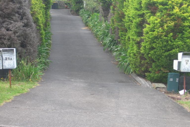 Photo of property in 2/19 Cassandra Grove, Totara Vale, Auckland, 0629