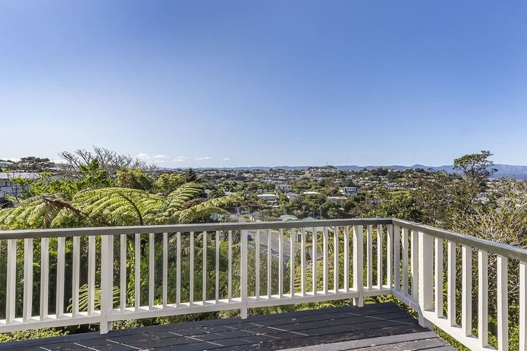 Photo of property in 6 Salford Street, Newlands, Wellington, 6037