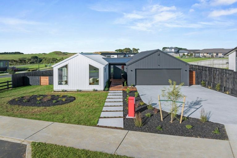 Photo of property in 42 Opouatu Avenue, Glenbrook, 2681