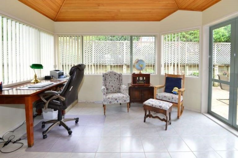 Photo of property in 5 Montcalm Close, Orewa, 0931