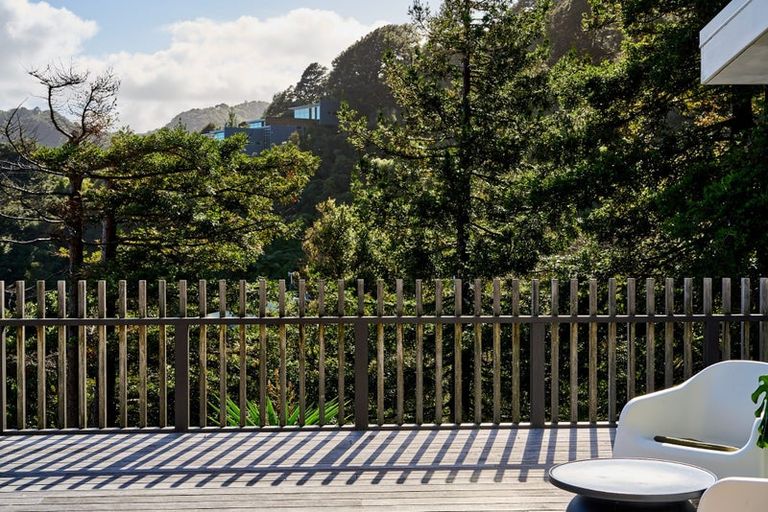 Photo of property in 4 Francis Bell Grove, Lowry Bay, Lower Hutt, 5013