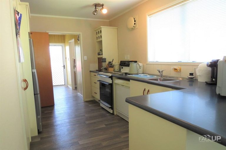 Photo of property in 8 Miltonia Avenue, Te Atatu South, Auckland, 0610