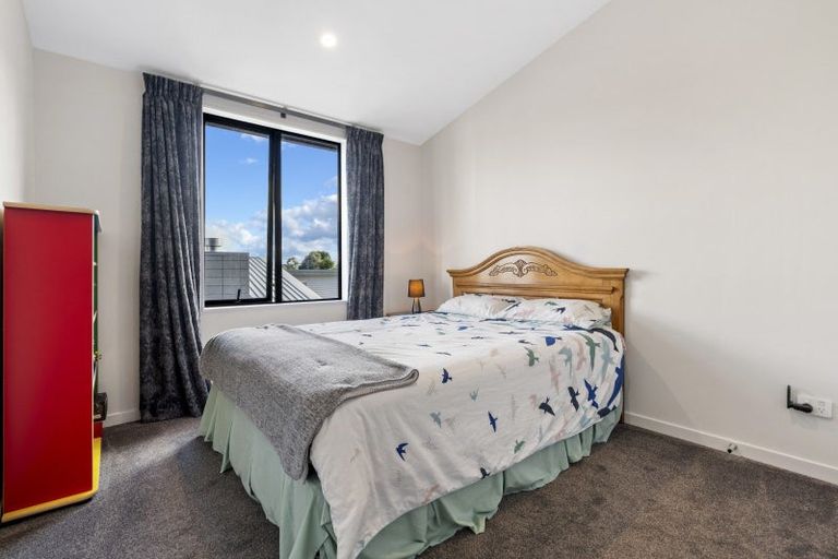 Photo of property in 25 Waitemata Drive, One Tree Point, 0118