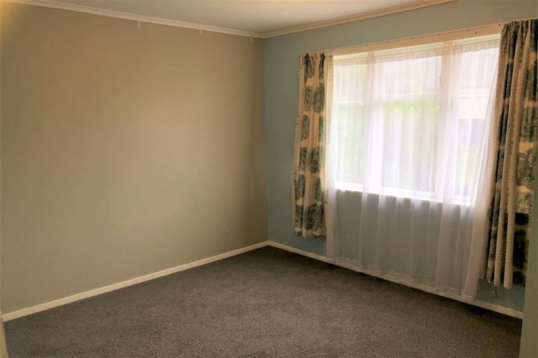 Photo of property in 21 Lyndfield Lane, Newlands, Wellington, 6037