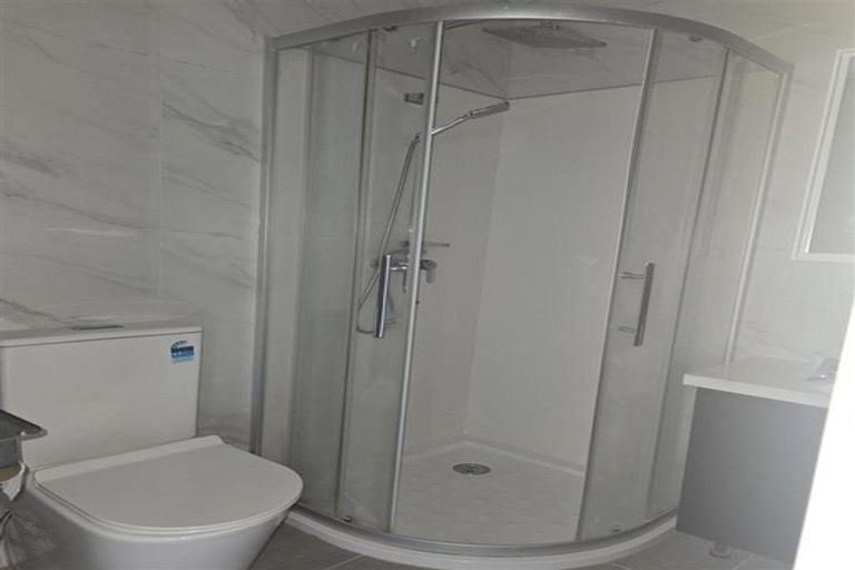 Photo of property in 2/6 Hepburn Road, Glendene, Auckland, 0602