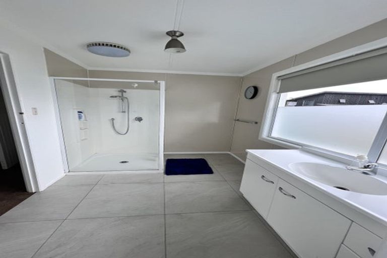 Photo of property in 93 Henderson Valley Road, Henderson, Auckland, 0612