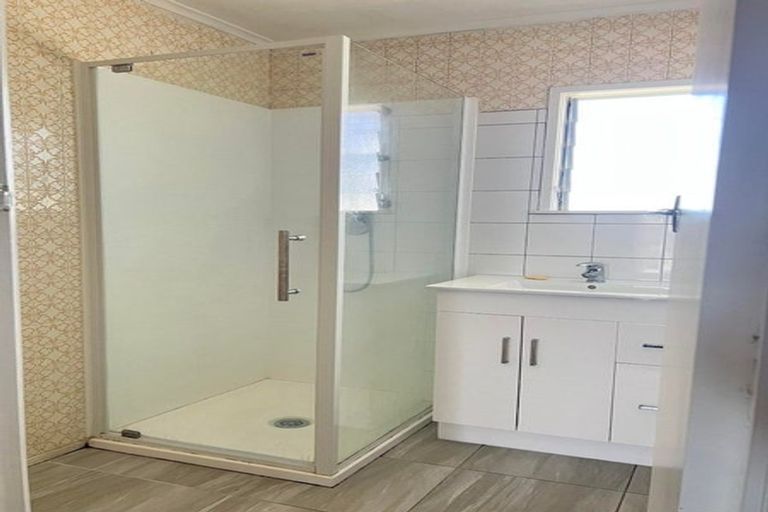 Photo of property in 1/115 Mcleod Road, Te Atatu South, Auckland, 0610