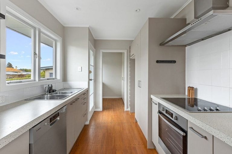 Photo of property in 12 London Street, Te Atatu Peninsula, Auckland, 0610