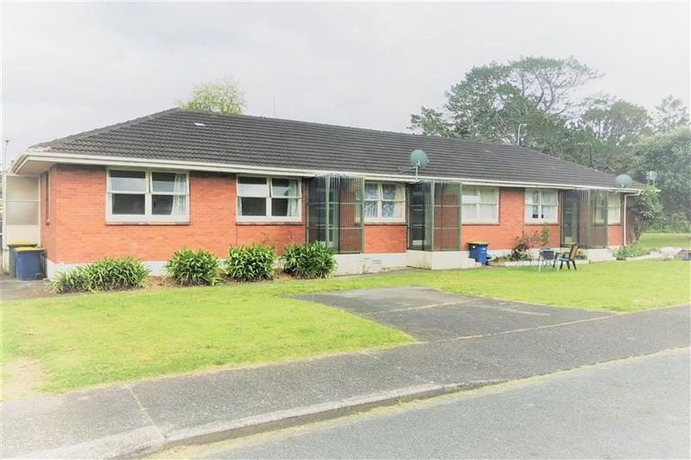 Photo of property in 4/2 Godley Road, Green Bay, Auckland, 0604