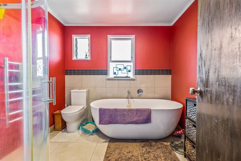 Photo of property in 30 Fitzwater Place, Henderson, Auckland, 0612