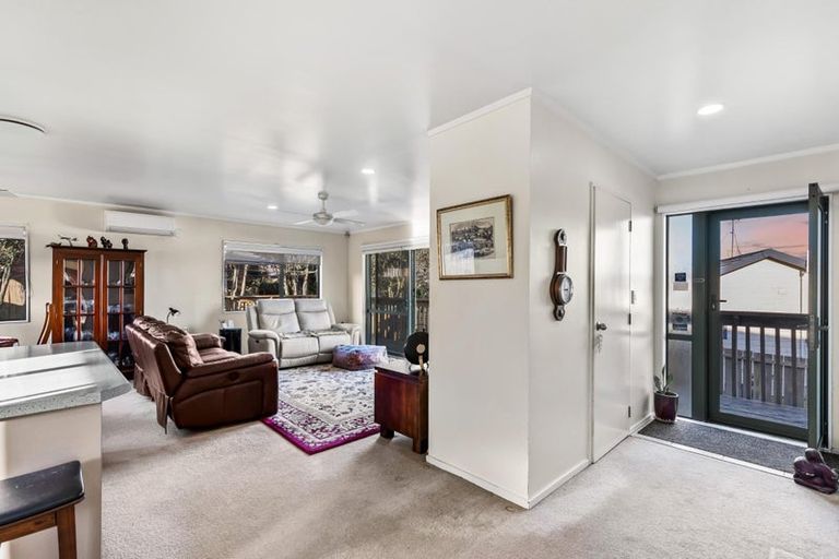 Photo of property in 11 Killygordon Place, Massey, Auckland, 0614
