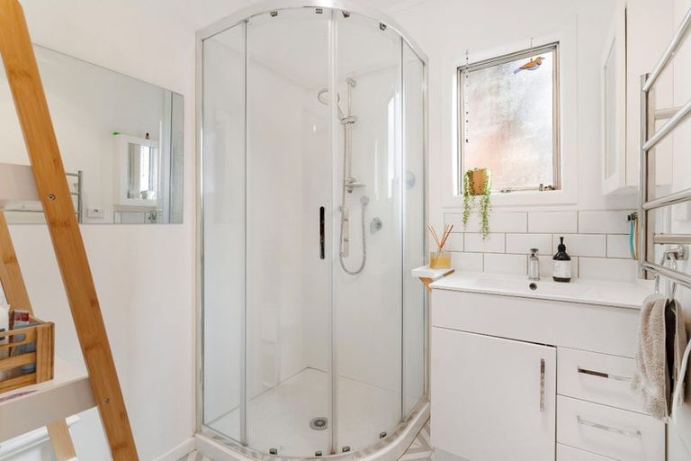 Photo of property in 2/2a Eskdale Road, Birkdale, Auckland, 0626