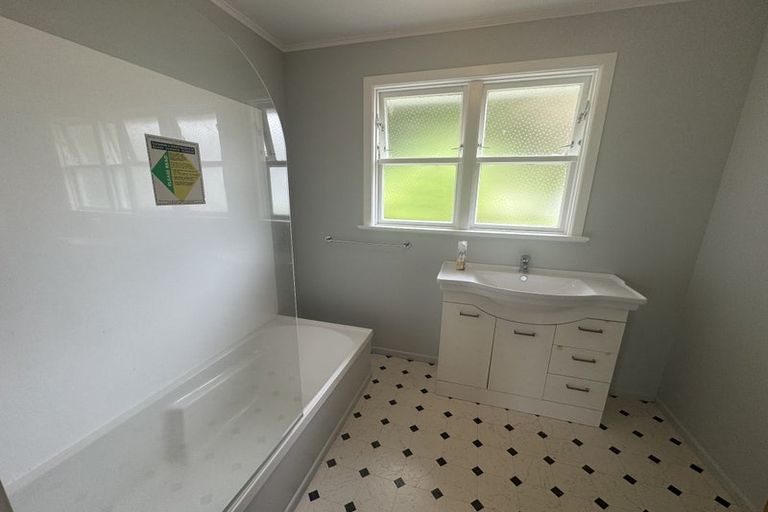 Photo of property in 46 Catherine Crescent, Paparangi, Wellington, 6037