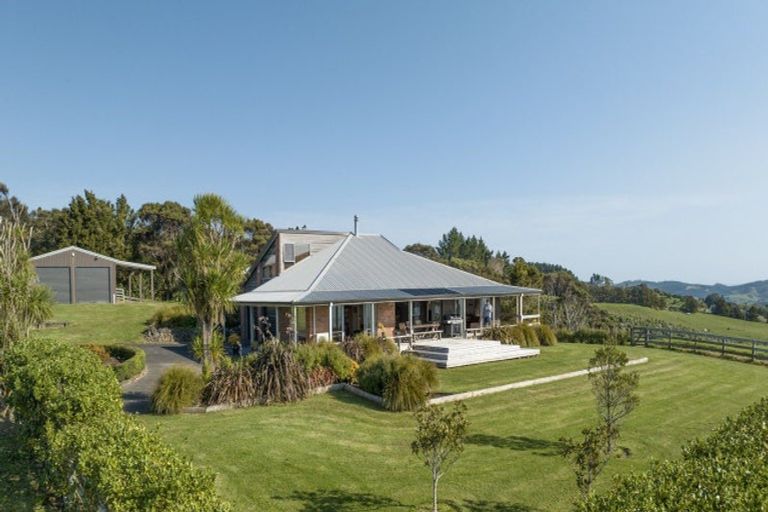 Photo of property in 457 Kiwitahi Road, Helensville, 0875