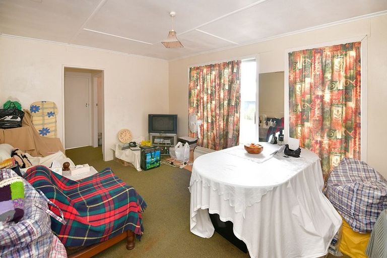 Photo of property in 18 Pohutukawa Avenue, Red Beach, 0932