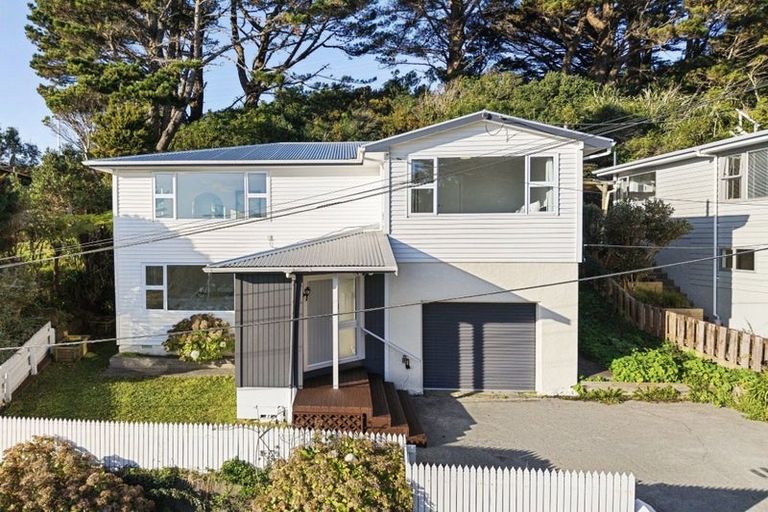 Photo of property in 9 Lomond Street, Newlands, Wellington, 6037