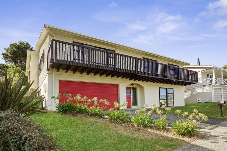 Photo of property in 6 Zande Terrace, Tawa, Wellington, 5028