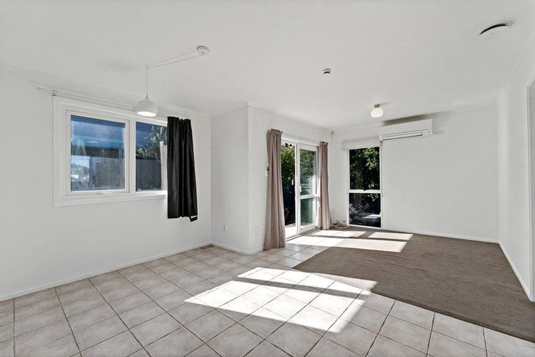 Photo of property in 1/14 Chislehurst Street, Henderson, Auckland, 0612