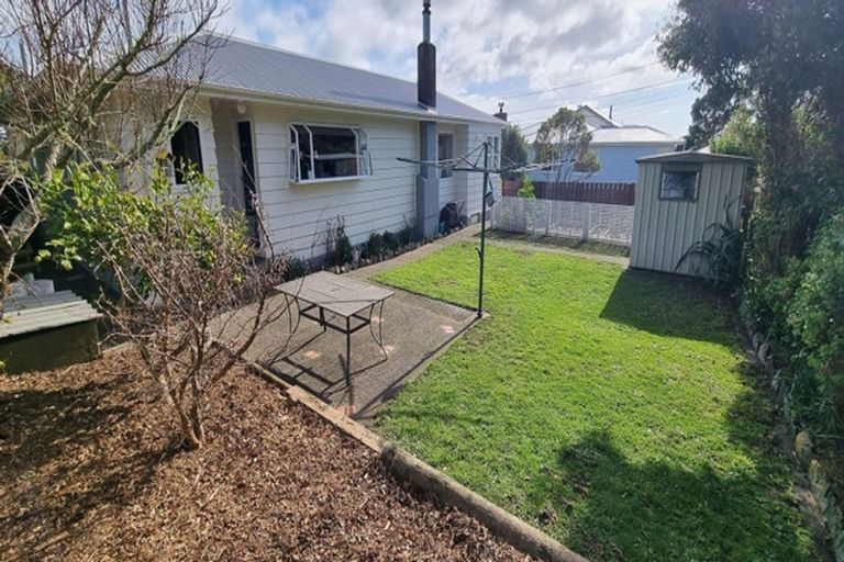 Photo of property in 14 Robert Street, Newlands, Wellington, 6037