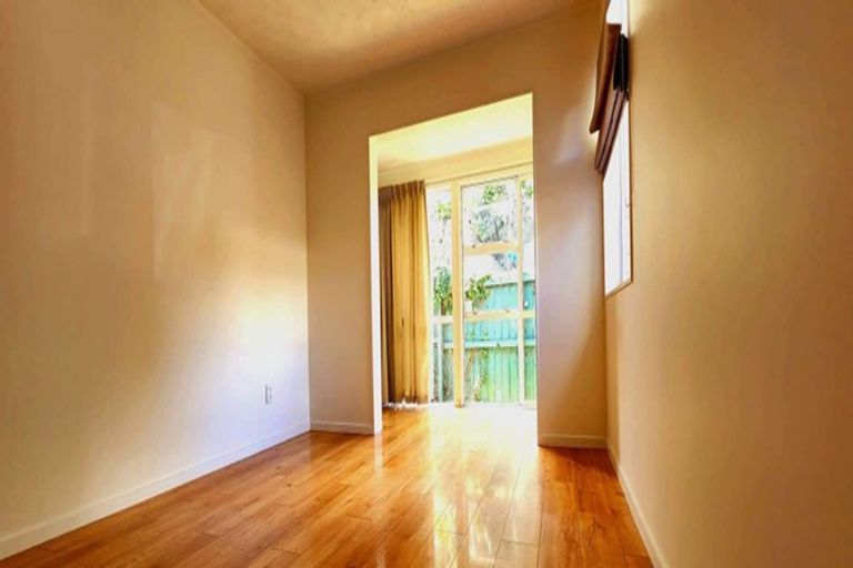 Photo of property in 11 Gloria Avenue, Te Atatu Peninsula, Auckland, 0610