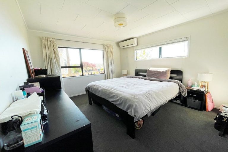 Photo of property in 2/1 Landsdale Place, Massey, Auckland, 0614