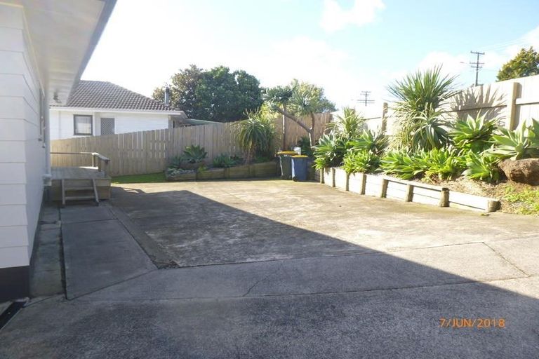 Photo of property in 28 Moire Road, Massey, Auckland, 0614