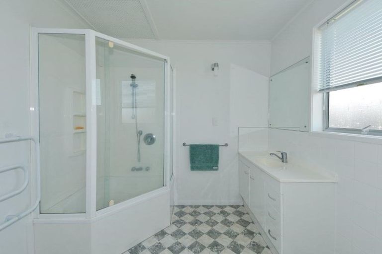 Photo of property in 4 Cassia Place, Sunnynook, Auckland, 0620