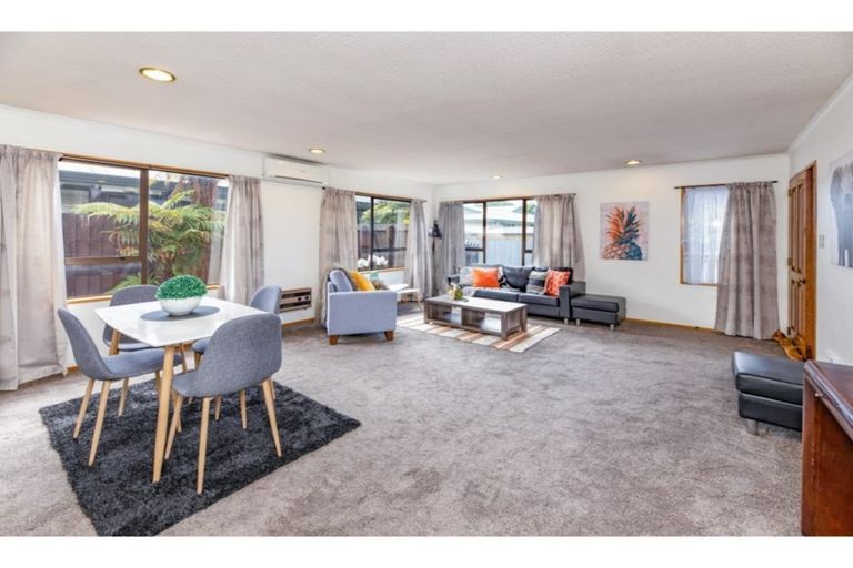 Photo of property in 9 Elsom Lane, Avonhead, Christchurch, 8042